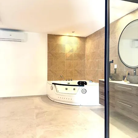 Jacuzzi In Apartment *